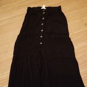 High waited black floor lenght skirt